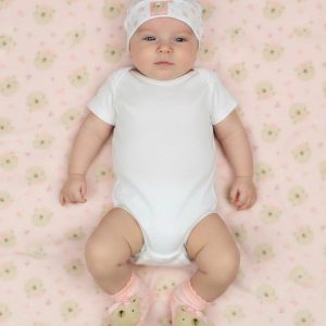 Pink Bow Bear Wrap, Hat & Rattle Socks Gift Set – by Pure & Soft (0–4 Months)